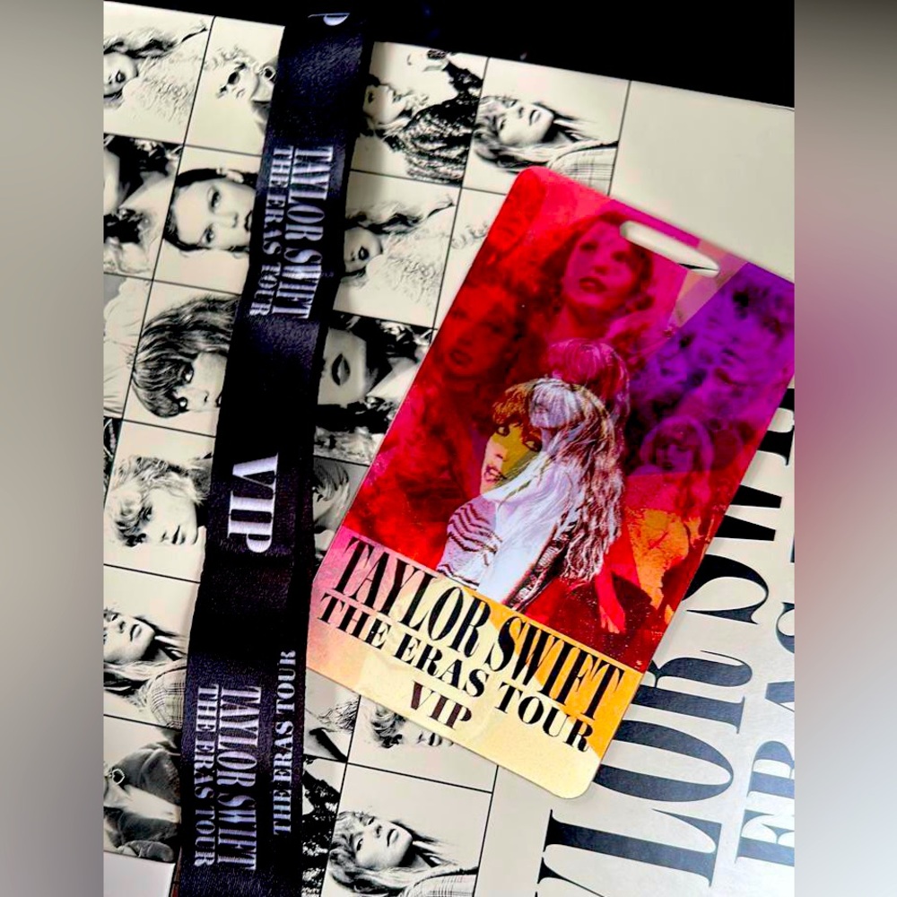 The Eras Tour Taylor Swift International VIP Box 🎉💚💛💜❤️🩵🖤🩷🩶🤎💙🤍